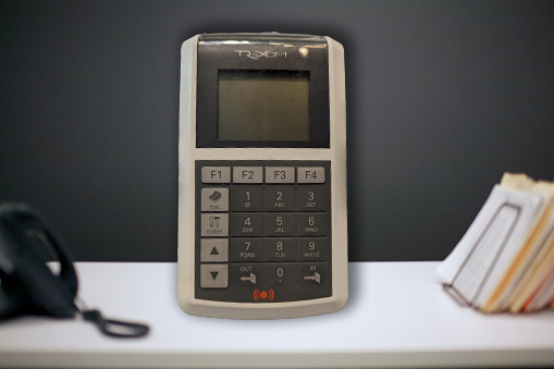 LETTORE DI BADGE CON SK ETHERNET INTEGRATA E DISPLAY MONOCROMATICO CON TESTINA RFID 125K
